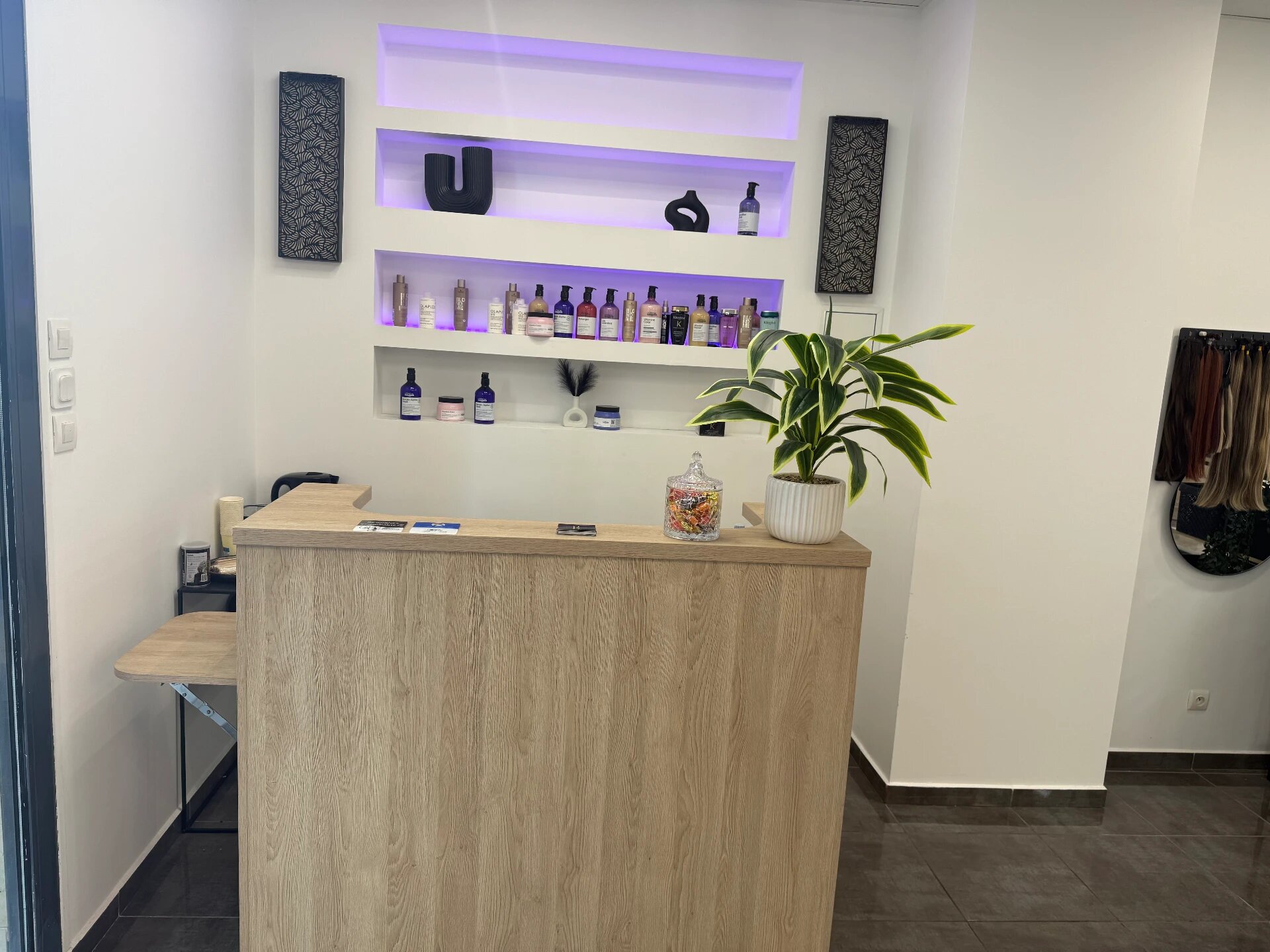 L’accueil ENARA : comptoir en bois clair et produits professionnels
