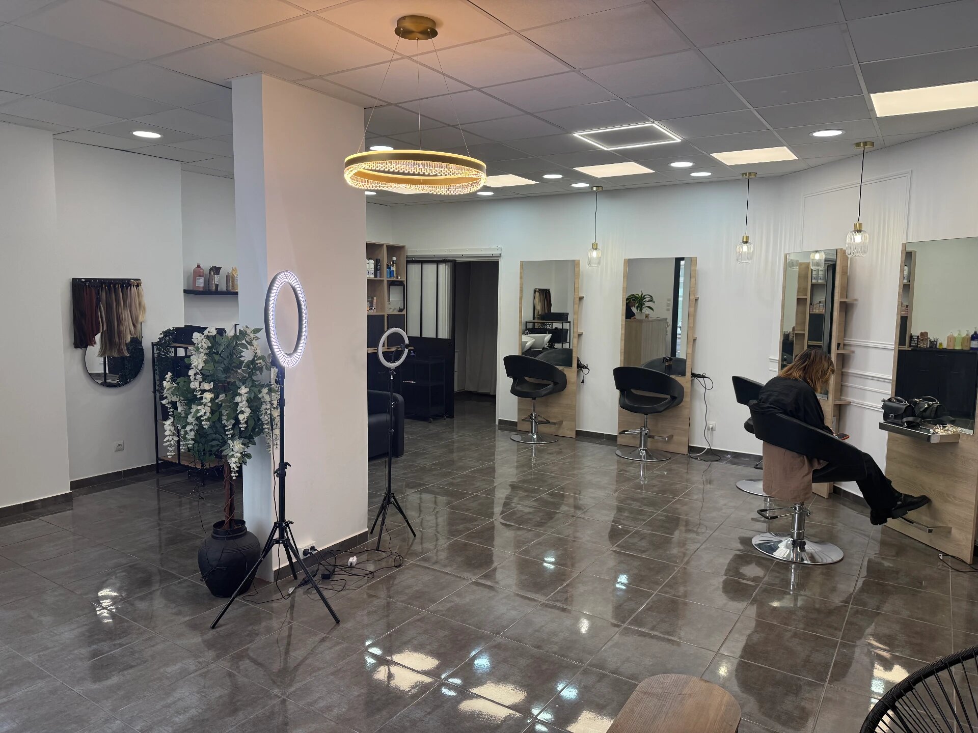 Les postes de coiffure ENARA : miroirs, fauteuils et lustre doré